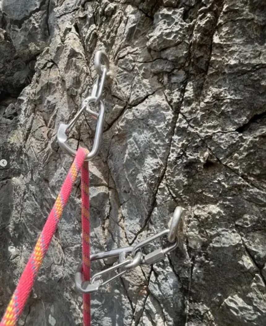 Un descuelgue instalado por Descuelgues Venezuela en uso durante una sesión de escalada