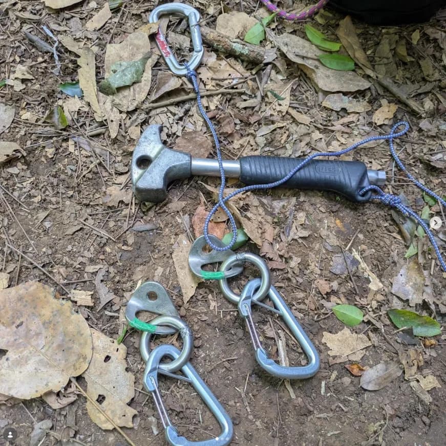 Kit completo de un descuelgue: martillo de instalación, dos anclajes, dos maillones de acero inoxidable y dos mosquetones